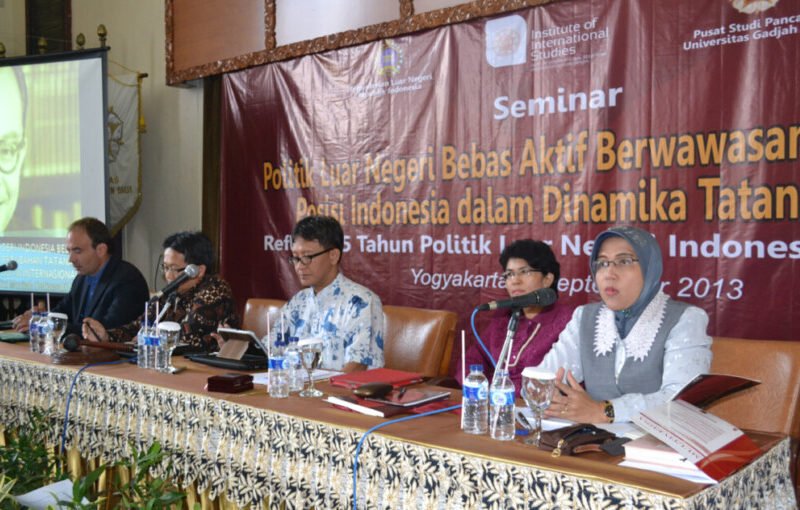 Dunia di Persimpangan: Menavigasi Kompleksitas Politik Luar Negeri di Era Globalisasi