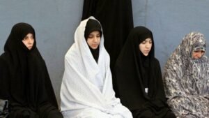 Dunia di Persimpangan: Menavigasi Krisis Ekonomi, Perubahan Iklim, dan Ketegangan Geopolitik