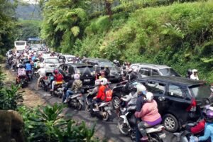 Macet di Jalur Wisata: Mengurai Benang Kusut yang Menghambat Liburan Impian