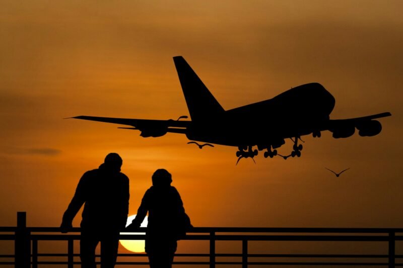 Tentu, mari kita bahas strategi traveling saat musim hujan, lengkap dengan tips dan trik agar liburan tetap menyenangkan dan aman.