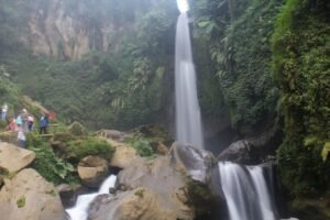 Tentu, mari kita buat artikel informatif tentang destinasi wisata yang underrated.