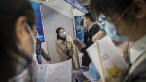 Tentu, mari kita telaah kondisi ekonomi dunia yang sedang goyah ini.