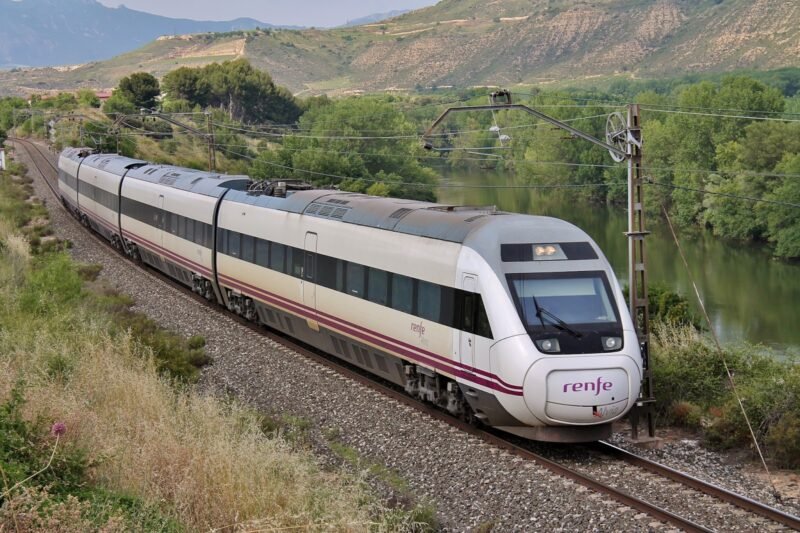 Tren Traveling Anak Muda: Lebih dari Sekadar Foto Instagramable