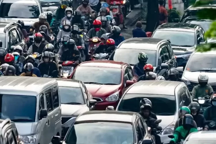 Menaklukkan Hutan Beton: Panduan Anti-Macet dan Anti-Ribet Saat Traveling ke Kota Besar