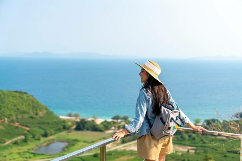 Tentu, mari kita bahas fenomena tren traveling solo dengan lebih mendalam.