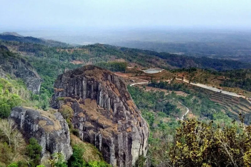 Wisata Gunung di Indonesia: Antara Pesona Alam, Tantangan, dan Upaya Pelestarian
