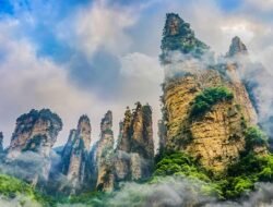 Baik, mari kita susun artikel informatif tentang pegunungan dengan panorama spektakuler di dunia.