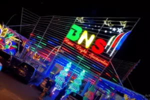 Baiklah, mari kita susun artikel informatif tentang destinasi wisata malam dengan hiburan dan kuliner lezat.