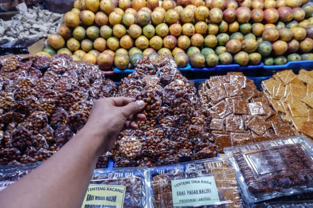 Tentu, mari kita susun artikel informatif tentang rekomendasi tempat berbelanja oleh-oleh khas di berbagai kota.